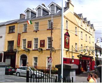 Fennessy's Hotel, 
Gladstone Street, 
Clonmel, 
Co. Tipperary,
Irlanda.
 