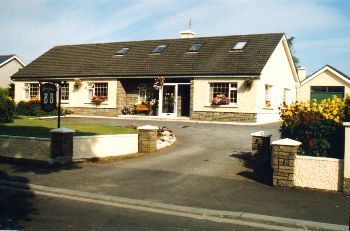 Benuala B&B,
Marlfield Road,
Clonmel,
Co.  Tipperary, 
Irlanda.