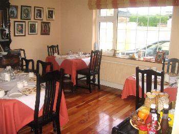 Benuala B&B,
Marlfield Road,
Clonmel,
Co.  Tipperary, 
Irlanda.